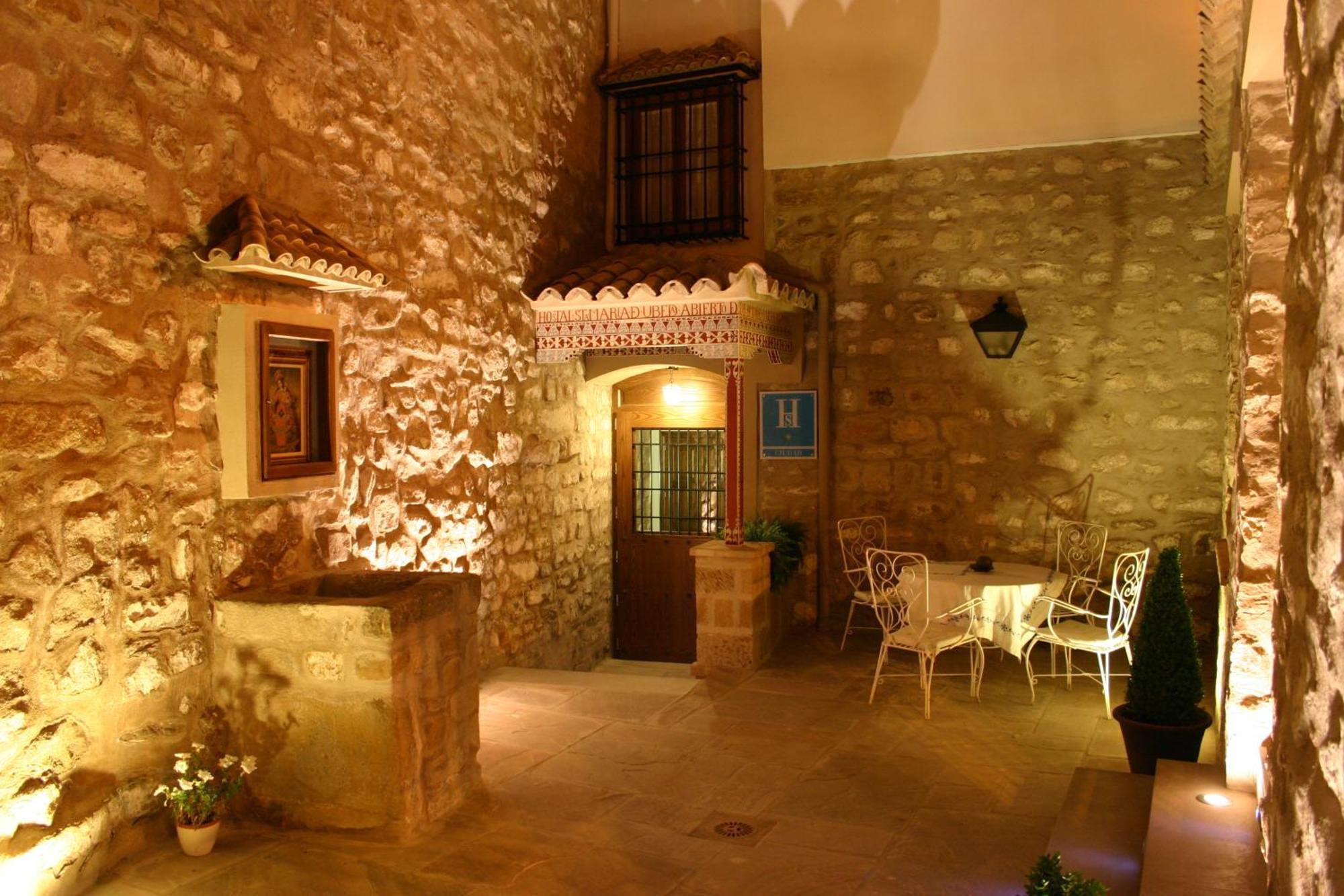Hostal Santa Maria De Ubeda ภายนอก รูปภาพ